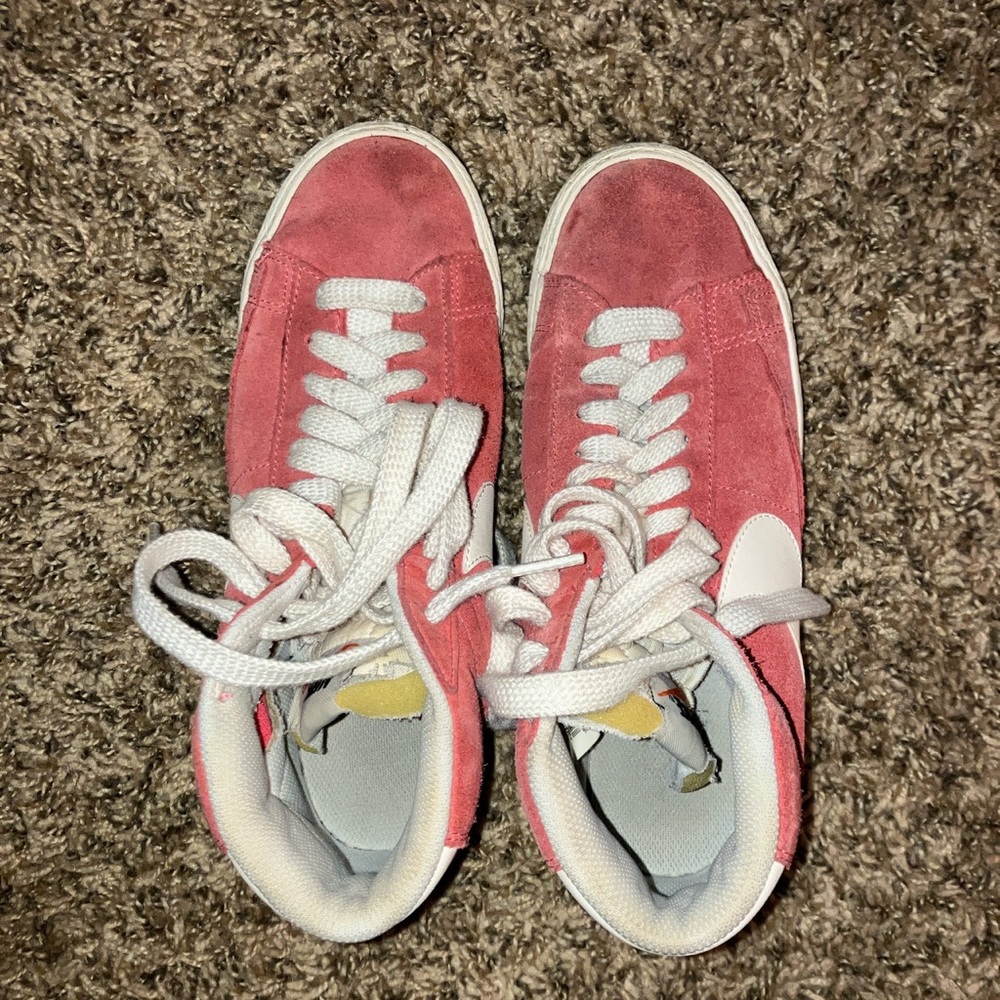Red Nike Blazers🏮🩸

Size 6.5

Good condition super soft and comfy